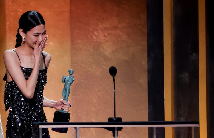 Jung Ho-yeon kunne ikke holde glædestårerne tilbage, da hun modtog prisen. Foto: Mario Anzuoni/Ritzau Scanpix