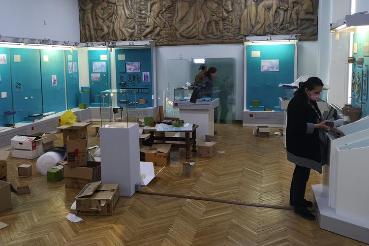 Ansatte arbejder på at redde historiske genstande på Ukraines nationalhistoriske museum. Derefter drog flere af dem direkte til fronten. Foto: Fedir Androshchuk