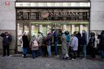 I den tjekkiske hovedstad, Prag, har folk stået i kø for at hæve deres opsparinger og lukke deres konti i den russiske statsejede bank Sberbank. Foto: Michal Cizek/Ritzau Scanpix