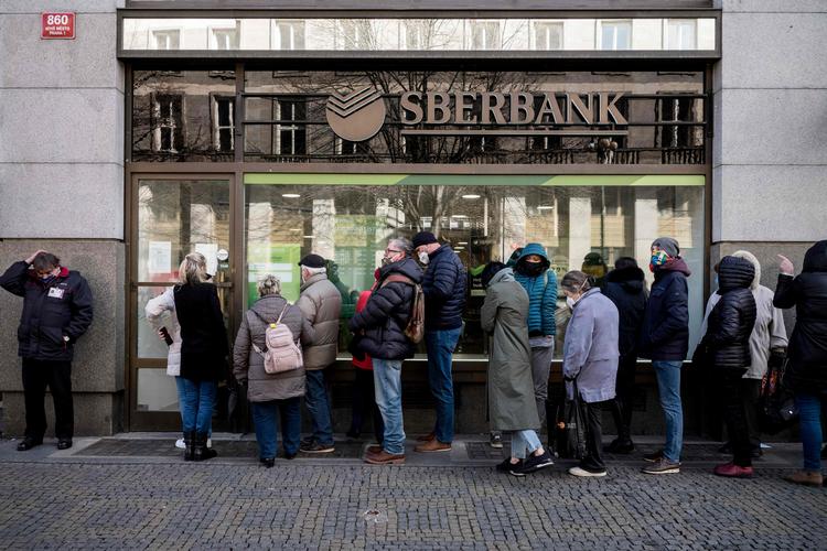 I den tjekkiske hovedstad, Prag, har folk stået i kø for at hæve deres opsparinger og lukke deres konti i den russiske statsejede bank Sberbank. Foto: Michal Cizek/Ritzau Scanpix