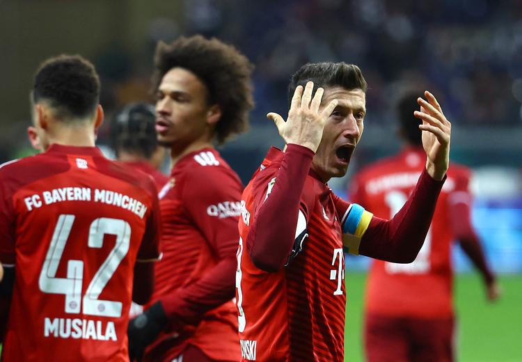Polske Robert Lewandowski viste sin støtte til Ukraine i Bayern Münchens kamp mod Frankfurt. Samtidig kæmpede Polens fodboldpræsident for en total udelukkelse af Rusland. Foto: Kai Pfaffenbach/Ritzau Scanpix