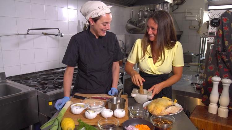 Der er forfriskende mange kvindelige chefkokke i DK4's program ’Restauranter i Europa’ – her Tatiana Porciani hos Erbaluigia i Pisa. Foto: DK4