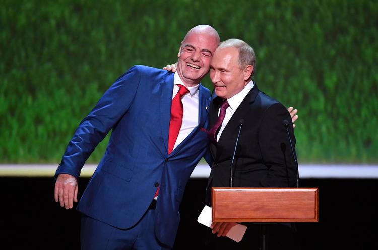 Ingen ved præcis, hvad der har fået præsidenten for det internationale fodboldforbunds præsident (Fifa), Gianni Infantino, til at kaste sig smilende i favnen på Vladimir Putin. Foto: Yuri Kadobnov/Ritzau Scanpix