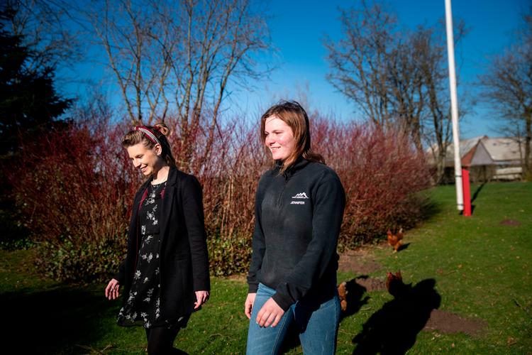 Jennifer Højsgård er en stille pige. Men da hun mødte underviser Nana Holm Kristiansen på sin uddannelse, følte hun sig set og fik lyst til at tale, og nu kommer hun også jævnligt i sin lærer hjem.  Foto: Janus Engel/photographer