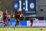  Marvin Pierninger   i den nye Schalke-trøje i lørdags. Klubben er kun tre point fra en oprykningsplads og dermed større sponsorindtægter.  Foto: Ralf Ibing/Ritzau Scanpix