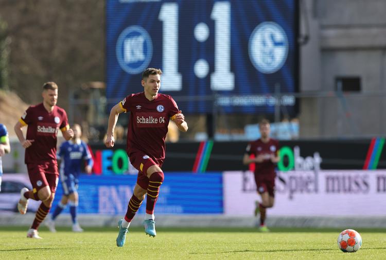  Marvin Pierninger   i den nye Schalke-trøje i lørdags. Klubben er kun tre point fra en oprykningsplads og dermed større sponsorindtægter.  Foto: Ralf Ibing/Ritzau Scanpix