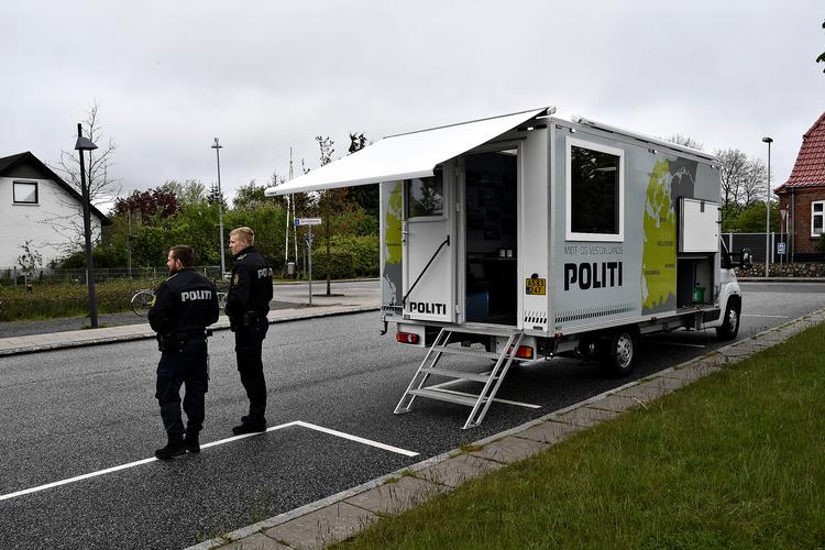     Udrejsecenter Kærshovedgård skal beholde udviste, efter der blev sagt nej til udrejsecentret på Langeland. I nabobyen Bording er folk utrygge og ønsker sig mere politi i området. Lokal politistation i Bording.   Foto: Ernst van Norde