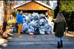     Lars Groth, iført blå og gule farver, har åbnet sin garage op for donationer til Ukraine.    Foto: Finn Frandsen