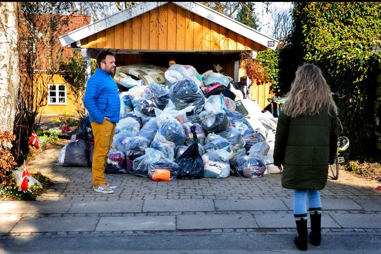     Lars Groth, iført blå og gule farver, har åbnet sin garage op for donationer til Ukraine.    Foto: Finn Frandsen