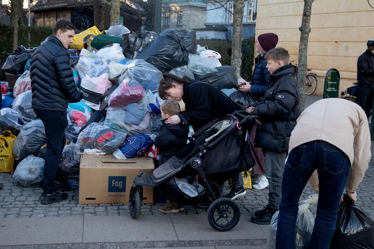 I den forløbne uge har tusindvis af danskere spontant afleveret tøj, tæpper og hygiejneartikler til engagerede amatørindsamlere.  Foto: Finn Frandsen