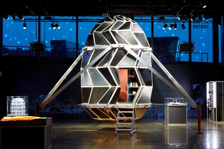 Tanker om artens udvikling kommer unægtelig til at melde sig, hvis man for tiden går rundt i Danske Arkitektur Centers guldgalleri. Her udstiller den lille danske tegnestue Saga Space Architects sit eget lille månehus. Foto: Claus Troelsgaard