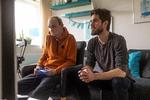 Den nyuddannede pædagog Mathias Møller Nielsen (th.) hjælper ofte beboeren Erik Jensen i hans lejlighed på bostedet Landsbyen Sølund i Skanderborg. Foto: Jens Hartmann/Jens Hartmann