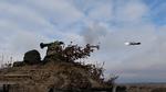 En soldat fra den ukrainske hær affyrer et Javelin antikampvogns  missil under en militær træning på et ukendt område i Ukraine.
 Foto: Ukrainian Joint Forces Operation/Ritzau Scanpix