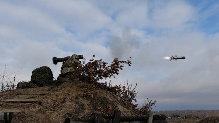 En soldat fra den ukrainske hær affyrer et Javelin antikampvogns  missil under en militær træning på et ukendt område i Ukraine.
 Foto: Ukrainian Joint Forces Operation/Ritzau Scanpix