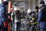 Ofrene for det russiske angreb på rådhuset i Kharkiv bliver båret ud af den ødelagte bygning. Russerne angreb også boligområder i byen som svar på, at ukrainerne stort set har bragt deres offensiv til standsning.   Foto: Sergey Bobok/Ritzau Scanpix