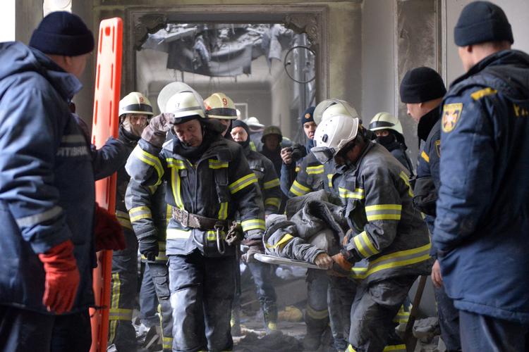 Ofrene for det russiske angreb på rådhuset i Kharkiv bliver båret ud af den ødelagte bygning. Russerne angreb også boligområder i byen som svar på, at ukrainerne stort set har bragt deres offensiv til standsning.   Foto: Sergey Bobok/Ritzau Scanpix