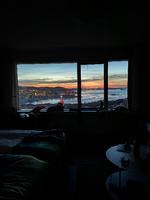 Fra værelserne i Hotel Arctic er der udsigt til Diskobugten. Her kan du følge med, når bådene stævner ind mod havnen. Foto: Eva Holtegaard-Kasler