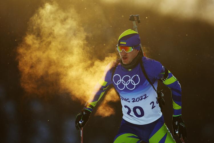 Det er ikke længere end en måned siden, at skiskytten Dmytro Pidruchnyi deltog i Vinter-OL i Beijing. Han har fortsat gevær i hånden, men nu på en helt anden alvorlig vis - han tjener i nationalgarden i krigen mod Rusland. Foto: Hannah Mckay/Ritzau Scanpix