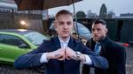 Et pænt sæt og en klipning, så er Albert parat til at træde ind i begravelsesindustrien. med Sylvester som vejleder.  Foto: Thøger Kappel