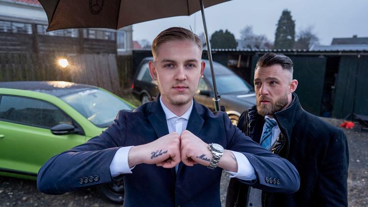 Et pænt sæt og en klipning, så er Albert parat til at træde ind i begravelsesindustrien. med Sylvester som vejleder.  Foto: Thøger Kappel