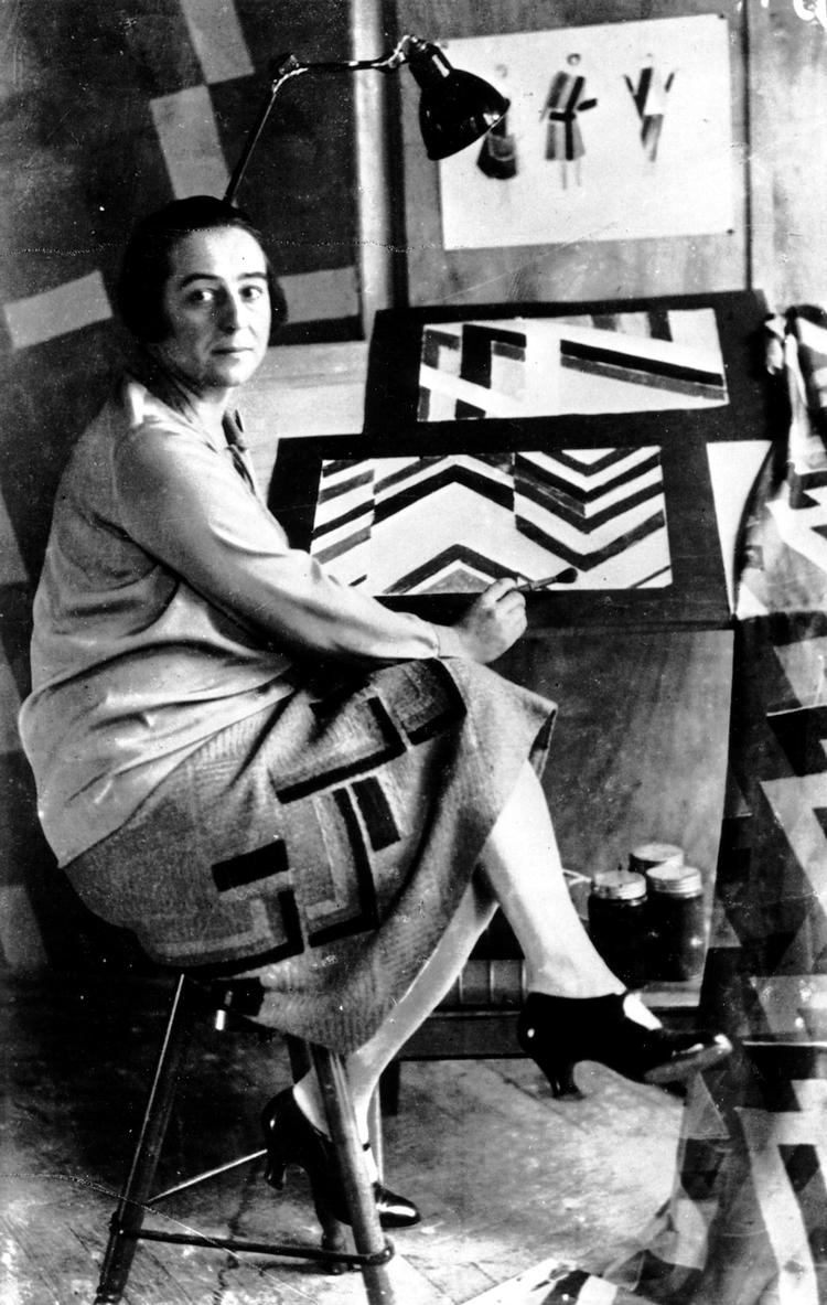 Sonia Delaunay i sit Altelier Simultané, Paris, 1924. 
 Foto: Germaine Krull © Estate Germaine Krull, Museum Folkwang, Essen
