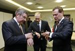 Efter vinter-OL i Sotji i 2014 var IOC-præsident Thomas Bach sammen med den russiske præsident, Vladimir Putin, og Dmitry Medvedev, der var premierminister og i dag er næstformand for Ruslands sikkerhedsråd. Begge russere spiller en central rolle i den russiske invasion af Ukraine, mens Thomas Bach kæmper med at finde drem til idrætslige sanktioner mod russerne.  Foto: Ria Novosti/Ritzau Scanpix