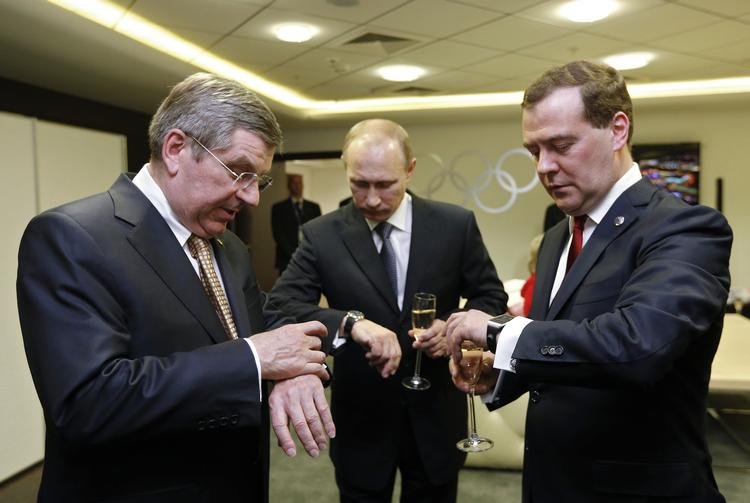 Efter vinter-OL i Sotji i 2014 var IOC-præsident Thomas Bach sammen med den russiske præsident, Vladimir Putin, og Dmitry Medvedev, der var premierminister og i dag er næstformand for Ruslands sikkerhedsråd. Begge russere spiller en central rolle i den russiske invasion af Ukraine, mens Thomas Bach kæmper med at finde drem til idrætslige sanktioner mod russerne.  Foto: Ria Novosti/Ritzau Scanpix