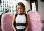 Længe før hun fik lyserøde englevinger, lærte Nilüfer Yanya sig som 12-årig hjemme i Vestlondon at spille guitar. Foto: Molly Daniel