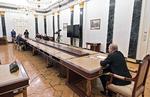 Putin alene for enden af bordet - hvad vil han? Hvad kan han? Hvad tåler han? 
 Foto: Alexey Nikolsky/Ritzau Scanpix