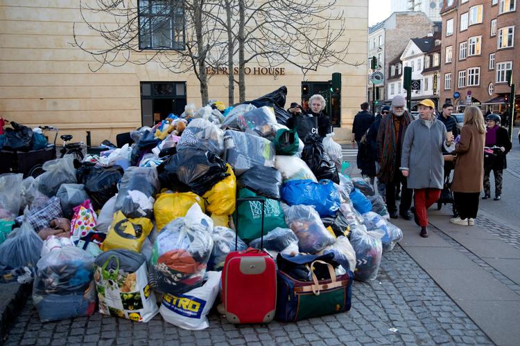 Aflever dit aflagte tøj i den lokale genbrugsbutik i stedet for at sende til det Ukraine, lyder det fra Folkekirkens Nødhjælp. Foto: Finn Frandsen