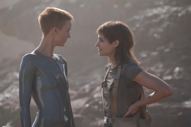 Vores egen Amanda Collin gør det endnu engang godt som androiden Mother i rum-serien 'Raised by Wolves'. Her over for et kvindeligt menneske.  Foto: PR-foto: HBO Max