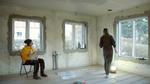 I DR's 'Vores første hus' er vi tilbage hos Thomas og Nadja. Thomas er kommet til skade, så Nadia må selv forsøge at lægge sildebensparketgulvet. Foto: Anne-Sofie Mee Fischer, DR