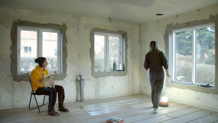 I DR's 'Vores første hus' er vi tilbage hos Thomas og Nadja. Thomas er kommet til skade, så Nadia må selv forsøge at lægge sildebensparketgulvet. Foto: Anne-Sofie Mee Fischer, DR