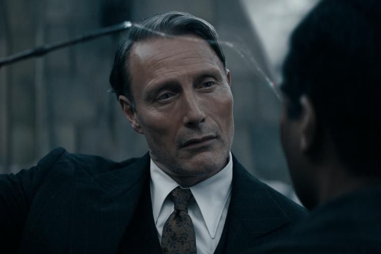 Seks sekunders dialog, hvor replikkerne, »fordi jeg var forelsket i dig« og »sommeren, Gellert og jeg blev forelsket«, falder, er klippet ud af den kinesiske version af filmen 'Dumbledores hemmeligheder', der havde premiere 8. april.  Framegrab 