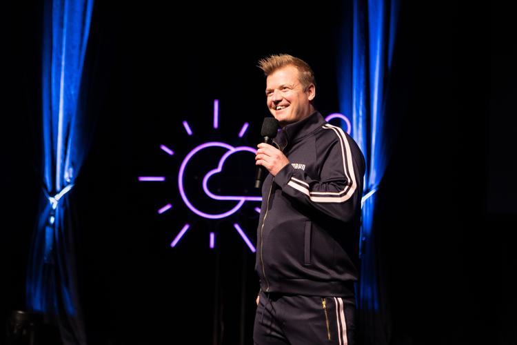 Behagelig påklædning og afslappet attitude. Det er ikke der, det strammer i Tobias Dybvads show. Snarere er det den lommefilosofiske kant, der gnaver, selv om det er skægt. Foto: Henrik Edelbo