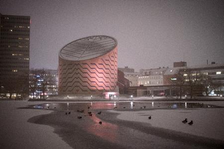 Sne i København. Fugle og ænder ved Søerne, hvor vandet er frosset til is. Planetariet.     Foto: Marius Renner