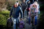 Ukrainere på flugt fra krigen ankom torsdag til friskoen i Oure, hvor lokale fra landsbyen følte behov for at hjælpe helt konkret med mad, tøj og husly.   Foto: Finn Frandsen