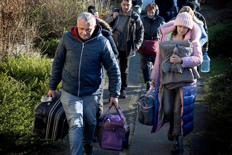 Ukrainere på flugt fra krigen ankom torsdag til friskoen i Oure, hvor lokale fra landsbyen følte behov for at hjælpe helt konkret med mad, tøj og husly.   Foto: Finn Frandsen