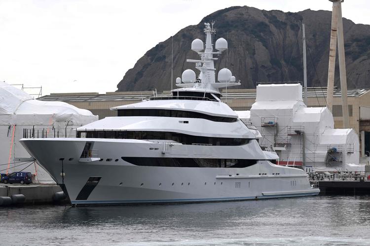Denne yacht, Amora Vero, der tilhører den russiske oligark Igor Sechin, er blevet beslagtlagt af de franske myndigheder. Igor Sechin er på EU's snaktionsliste. Foto: Nicolas Tucat/Ritzau Scanpix