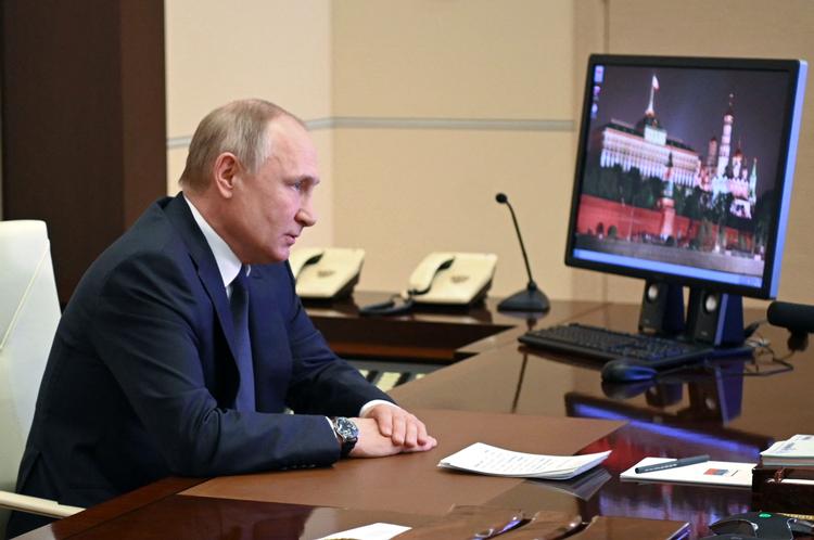 Putin under en telekonference med det russiske sikkerhedsråd, hvor han fortæller om invasionen af Ukraine. Hans træk har overrasket verden, men vi burde have lært af hans opførsel gennem det sidste årti, at han ikke følger reglerne.  Foto: Andrey Gorshkov/Ritzau Scanpix
