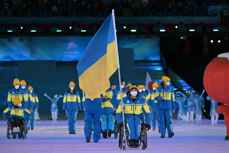 Ukraines indmarch ved de Paralympiske Lege i Beijing, 4. marts 2022. Rusland og Belarus er blevet udelukket fra legene.  Foto: Mohd Rasfan/Ritzau Scanpix