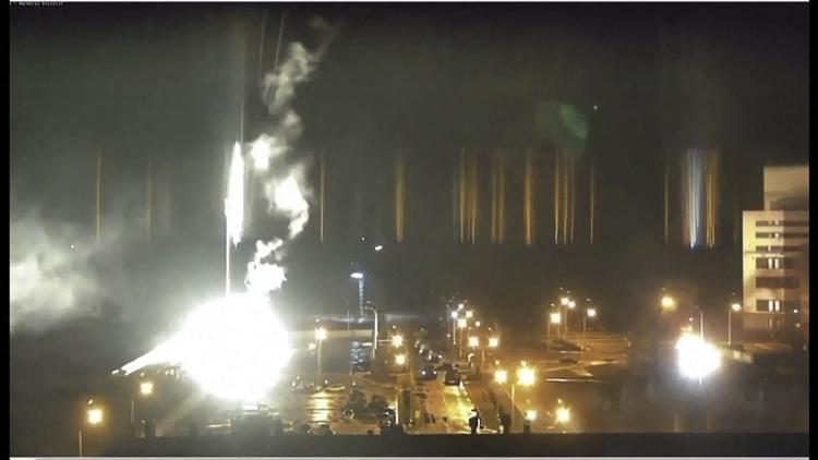 Russiske styrkers overtagelse af atomkraftværket Zaporizjzja, der undervejs blev bombarderet med granater, blev indfanget af værkets overvågningskameraer.   Foto: -/Ritzau Scanpix