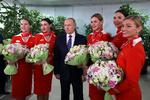 Når han har mødtes med europæiske regeringsledere som Emmanuel Macron eller Olaf Scholz, har Vladimir Putin holdt god afstand. Da den russiske præsident lørdag besøgte et træningscenter for piloter, stod han anderledes tæt med stewardesserne fra luftfartsselskabet Aeroflot. Foto: Sputnik/Ritzau Scanpix