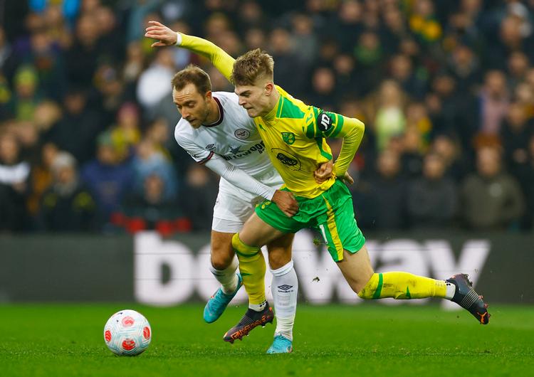 Norwich-spilleren Brandon Williams blev efter denne ømtålelige nærkontakt godt sur på Christian Eriksen, men da det gik op for den unge back, at det var danskeren, han havde været i nærkamp med, sluttede episoden med en krammer – og et gult kort til Christian Eriksen. <AS> Foto: Andrew Boyers/Ritzau Scanpix