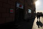 People walk past a closed H&amp;M store in Moscow, Russia March 3, 2022. REUTERS/Staff Foto: Staff/Ritzau Scanpix