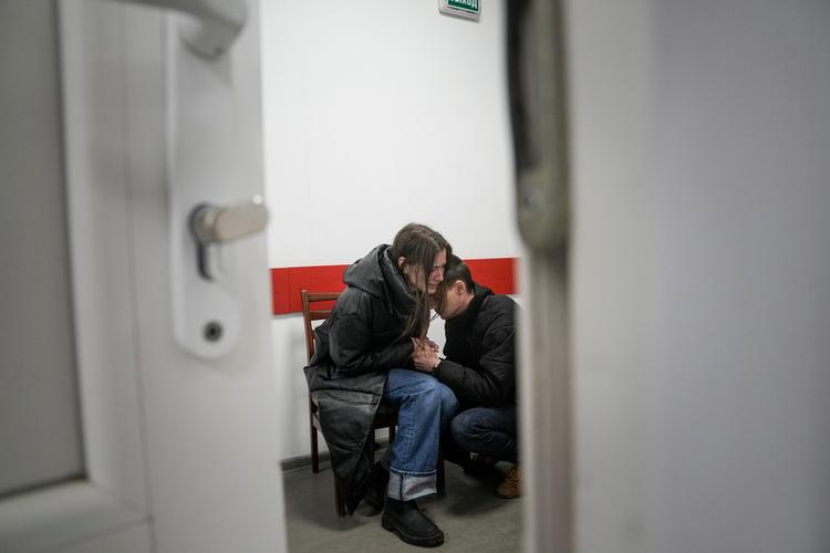 Marina Yatsko og hendes kæreste Fedor har netop mistet deres 18 måneder gamle søn, Kirill, under beskydningen af Mariupol i Ukraine. Foto: Evgeniy Maloletka/Ritzau Scanpix