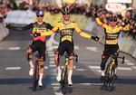 Jumbo-Vismas forrygende opvisning er en kendsgerning med Christophe Laporte (i midten) som vinder foran Primoz Roglic (t.h.) og Wout van Aert.  Foto: Franck Fife/Ritzau Scanpix