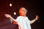 Emil Goll under en koncert på Roskilde Festival. I år spiller Scarlet Pleasure flere festivalkoncerter - blandt andet på Smukfest i Skanderborg. Foto: Thomas Borberg