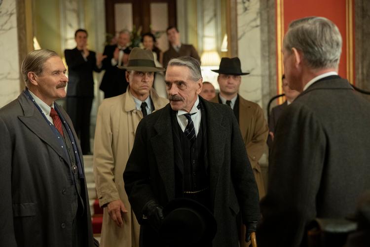 Den britiske premierminister Neville Chamberlain spilles troværdigt nedtonet, men også inderligt af Jerery Irons (forrest).  Foto: Netflix