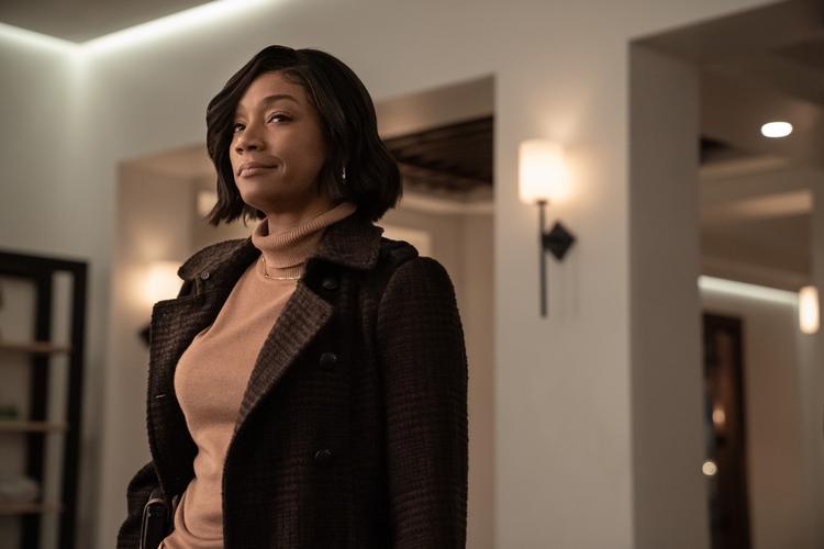 Tiffany Haddish spiller rollen som detektiven  Danner, der skal høre alle de mistænktes historier.  